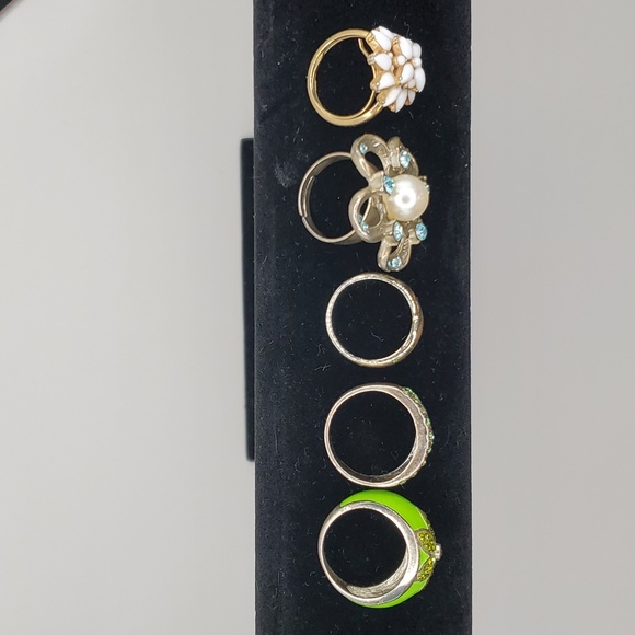 Lot of Five Vintage Costume Rings, Sizes 7-9 (including Trifari) - Picture 2 of 11